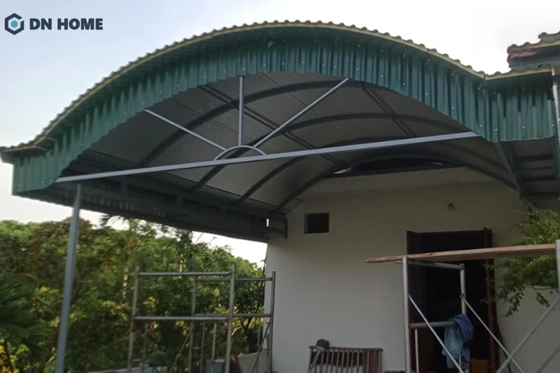 Mẫu mái tôn trước sân nhà được thiết kế uốn cong dạng vòm tạo điểm nhấn mặt tiền
