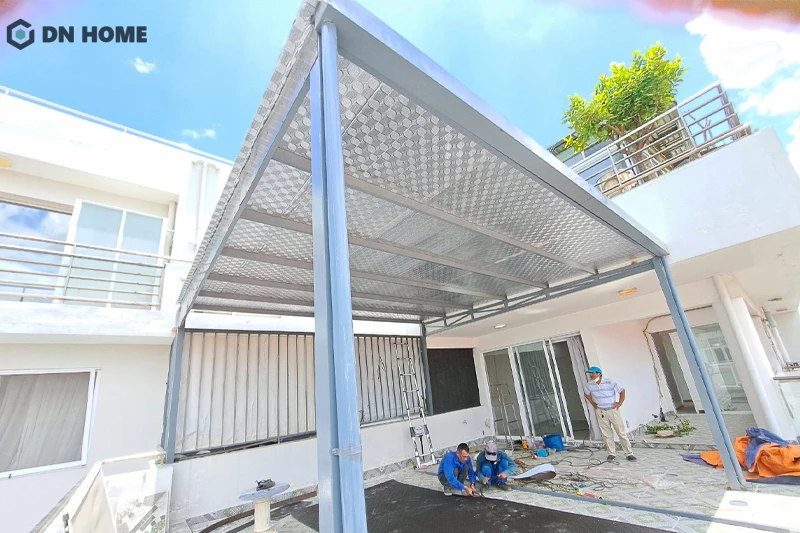 Mái tôn thiết kế đơn giản với màu sắc trung tính, hài hòa với ngoại thất tổng thể ngôi nhà