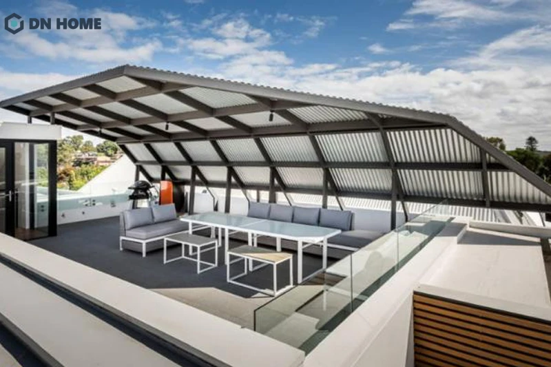 Mẫu mái tôn che trước sân nhà tạo nên không gian sinh hoạt chung ngoài trời ho cả gia đình