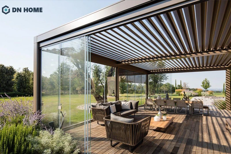 Mái tôn che trước sân nhà được thiết kế đồng bộ với không gian vườn, tạo nơi thư giãn thoải mái