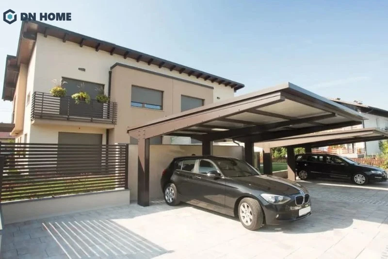 Mái tôn che trước sân nhà còn có công năng bảo vệ phương tiện di chuyển khỏi thời tiết nắng mưa