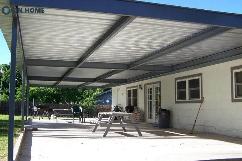 Nên có hệ mái tôn che trước sân nhà để tạo không gian sinh hoạt chung ngoài trời, gắn kết gia đình