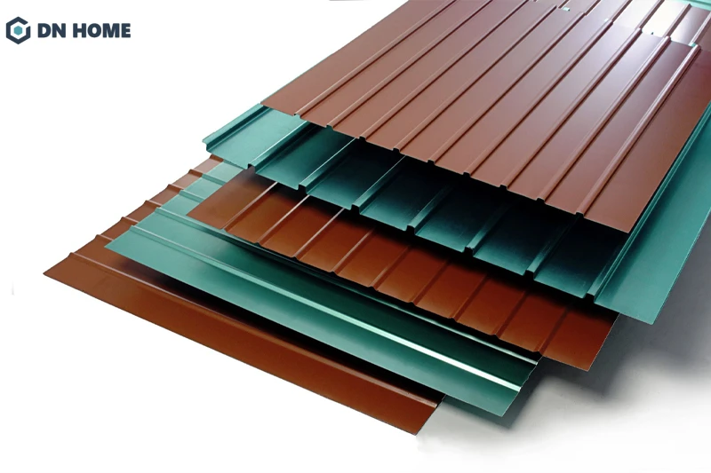 Tôn lạnh có ưu điểm ít hấp thu nhiệt nên được ưa chuộng sử dụng làm mái che trước sân nhà