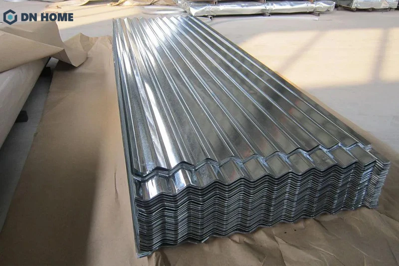 Mái tôn mạ kẽm được là lựa chọn tối ưu chi phí nhưng vẫn đảm bảo công năng che nắng, mưa hiệu quả.