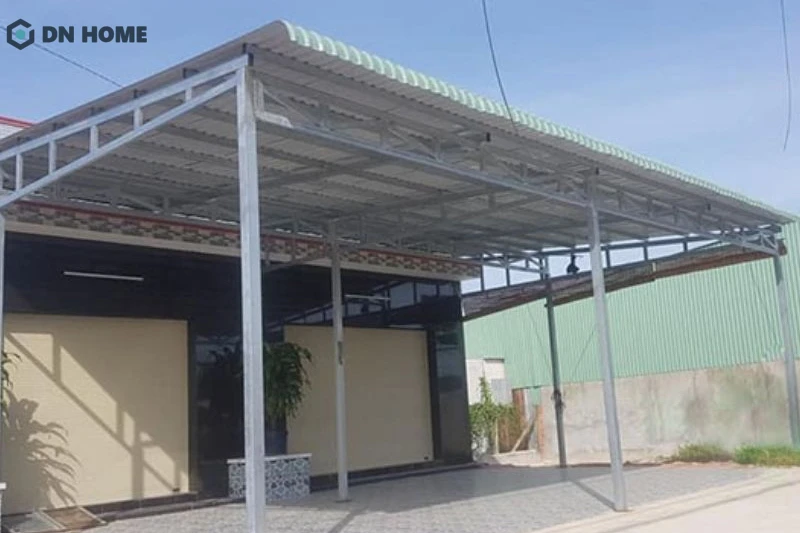 Mẫu mái tôn che trước sân nhà đơn giản với phần cuối mái hiên cong dễ thoát nước