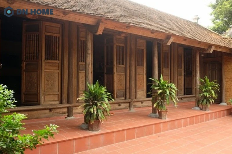 Có thể sử dụng cây xanh để che khuất, tránh cảm giác trơ trọi của cột giữa nhà