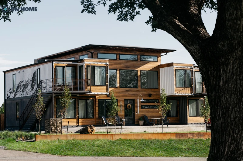Chất liệu gỗ được kết hợp khi thiết kế nhà container giúp tạo nên cảm giác ấm cúng và gần gũi