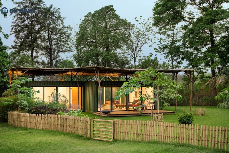 Nhà container hài hòa với thiên nhiên được thiết kế với sân vườn lớn bao xung quanh