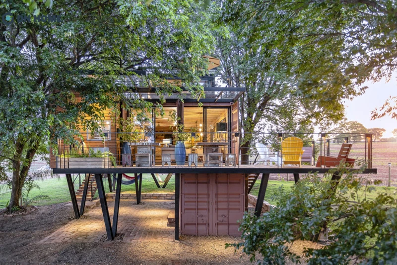 Bố cục mở với cửa kính là thiết kế nhà container hài hòa với thiên nhiên phổ biến