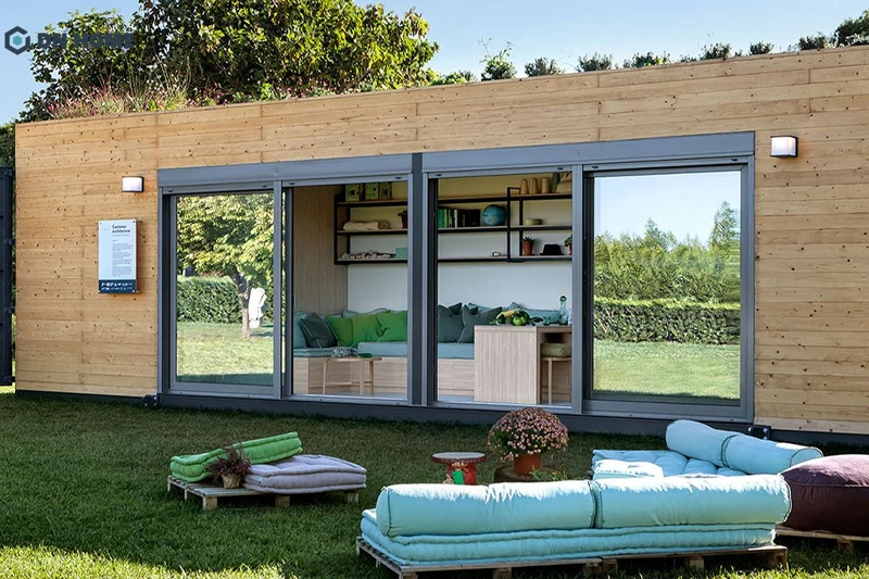 Nhà container với hệ thống cửa kính tạo nên cảm giác thoáng đãng và thoải mái