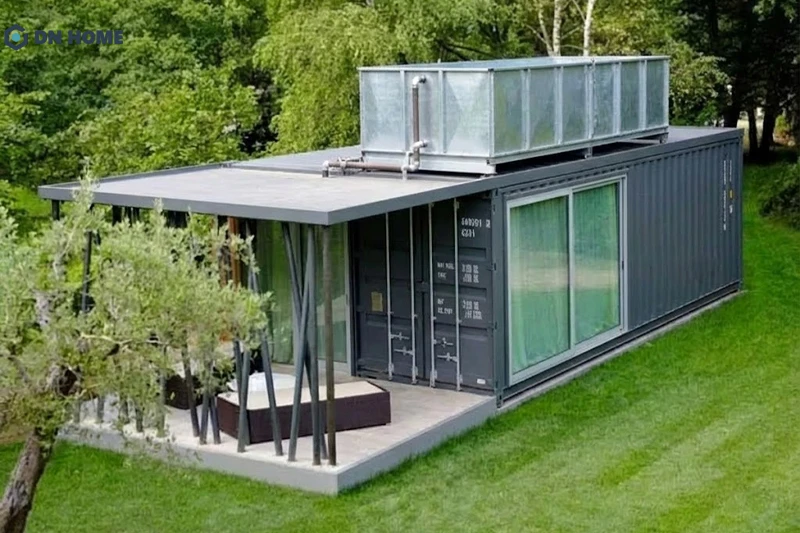 Nhà container với bể nước bên trên là thiết kế mới lạ, ấn tượng phù hợp với gia đình trẻ