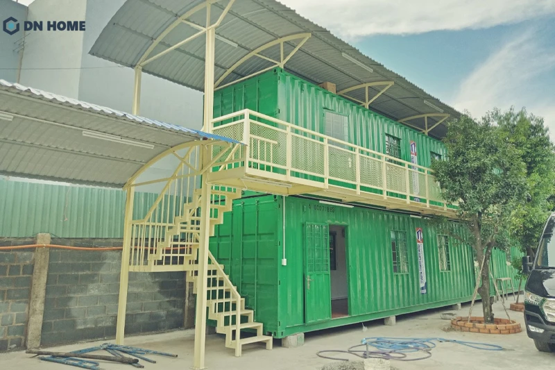 Nhà trọ container thường xếp chồng các thùng container để tối ưu hóa diện tích cho thuê