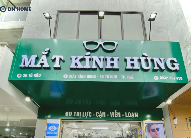 Bảng hiệu mắt kính vừa giúp cung cấp thông tin cửa hàng, vừa là để gián tiếp thể hiện uy tín và sự chuyên nghiệp của thương hiệu