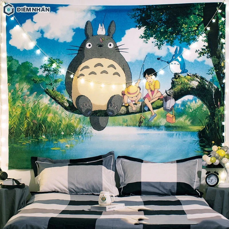 Tranh trang trí về chú mèo Totoro khổng lồ ở đầu giường
