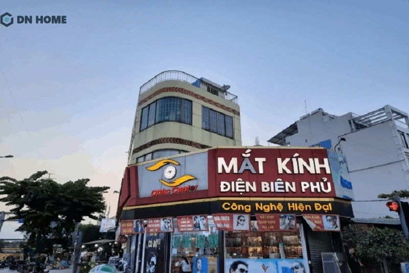 Bảng hiệu mắt kính thiết kế với bố cục rõ ràng, dễ dàng thu hút sự chú ý từ người đi đường