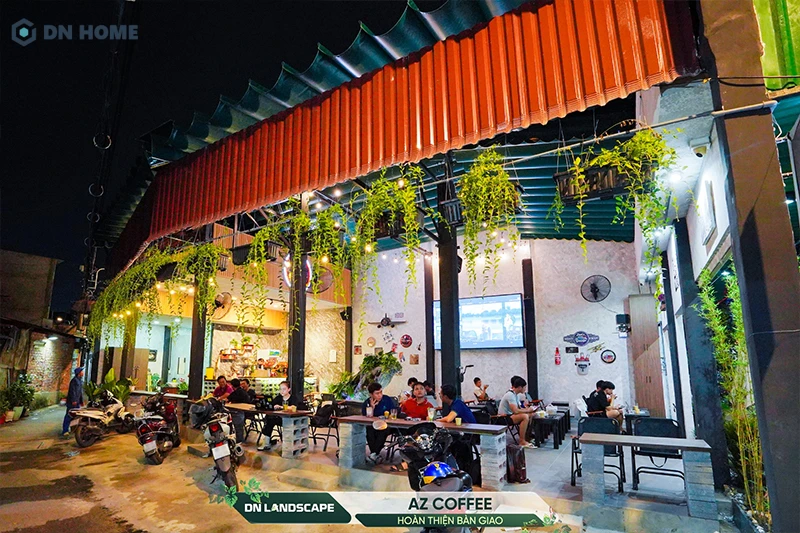 Mặt tiền quán cafe AZ COFFEE được bố trí hệ thống cây treo tạo điểm nhấn
