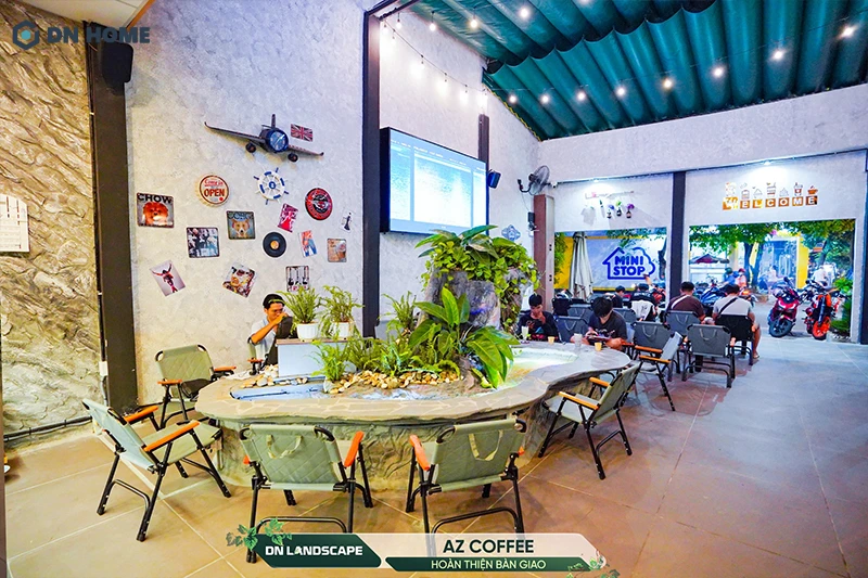 Điểm nhấn AZ COFFEE chính là khu vực hồ cá được đặt tại trung tâm quán