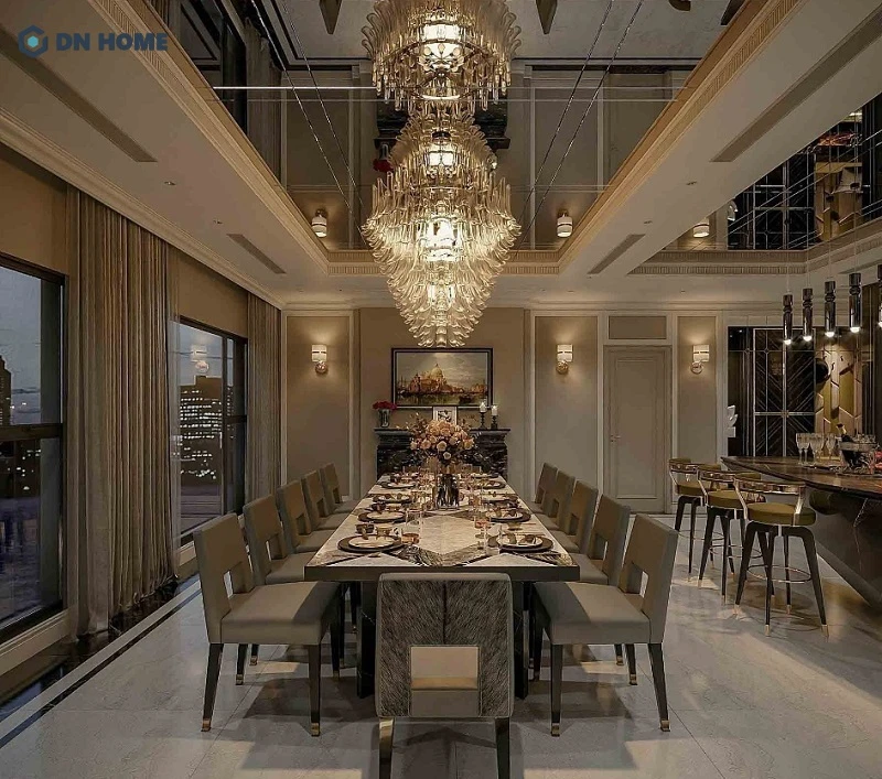 Đèn chùm lớn với ánh sáng vàng nhẹ giúp không gian trở nên ấm áp nhưng không kém phần sang trọng