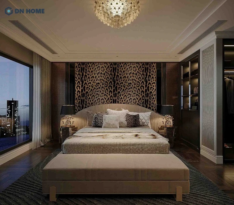 Không gian phòng ngủ thiết kế độc đáo với hoạ tiết trang trí tường da beo ở đầu giường