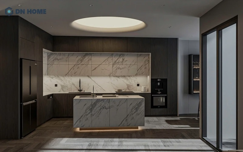 Không gian bếp gọn gàng với kệ tủ thiết kế âm tường, kịch trần