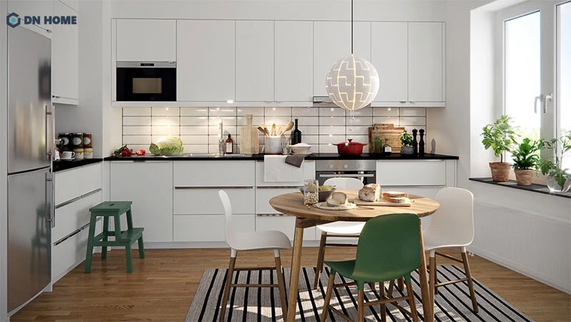 Phòng bếp được trang trí cây xanh mang đến cảm giác gần gũi với thiên nhiên