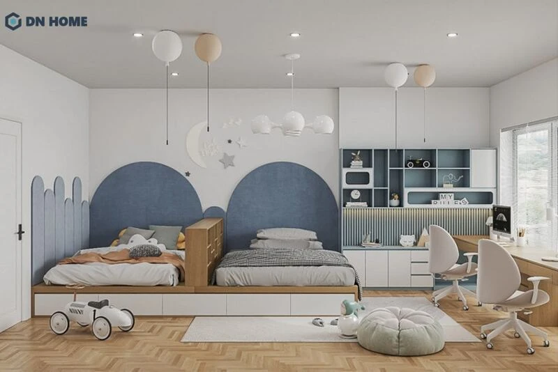 Những mảng tường được trang trí hình dáng ngộ nghĩnh, và phần cửa sổ giúp căn phòng đón nhiều ánh sáng hơn