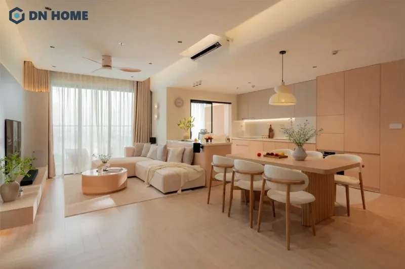 Không gian phòng khách sử dụng chất liệu gỗ chủ đạo kết hợp cây xanh tạo cảm giác gần gũi, ấm cúng