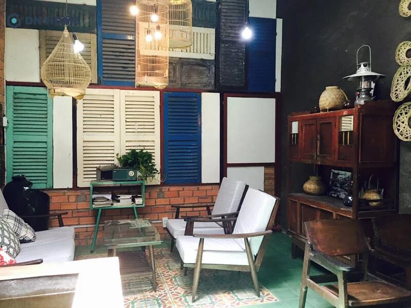 Trang trí cho quán cafe đơn giản với cửa sổ, tranh ấn tượng