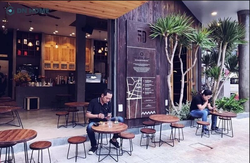 Các quán cafe cóc kinh doanh ở vỉa hè là đặc trưng của văn hóa Việt