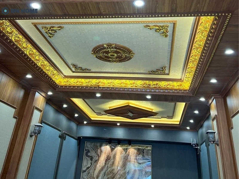 Mẫu trần nhựa thiết kế theo phong cách cổ điển kết hợp đèn LED