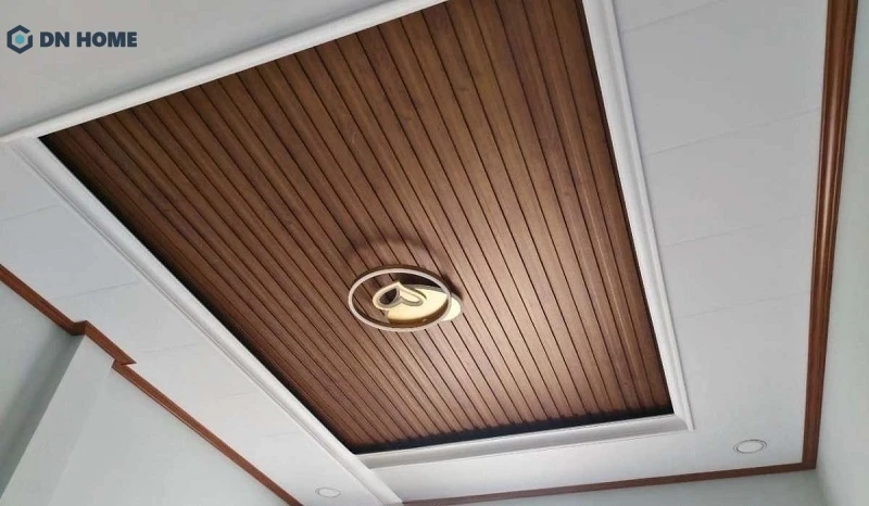 Mẫu trần nhựa phòng khách giả gỗ, trang trí tinh tế