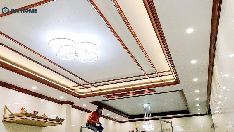 Mẫu trần nhựa phòng khách giật cấp đẹp, tinh tế