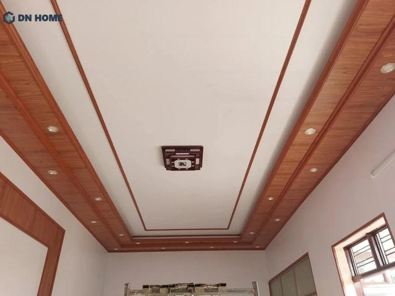 Mẫu trần nhựa thiết kế đơn giản phù hợp với không gian phòng khách có diện tích khiêm tốn