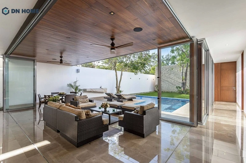 Mẫu trần nhựa giả gỗ thiết kế đơn giản, phù hợp với không gian phòng khách sang trọng