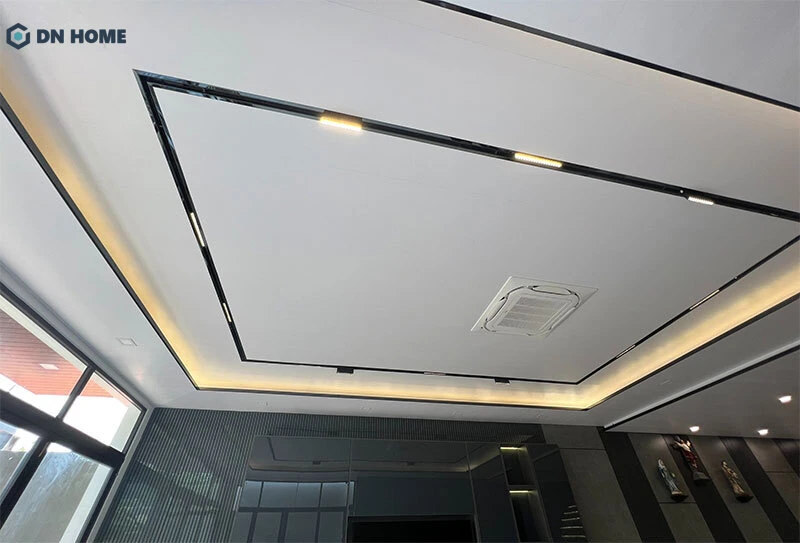 Mẫu trần nhựa phòng khách với thiết kế tối giản, phù hợp với không gian sống hiện đại