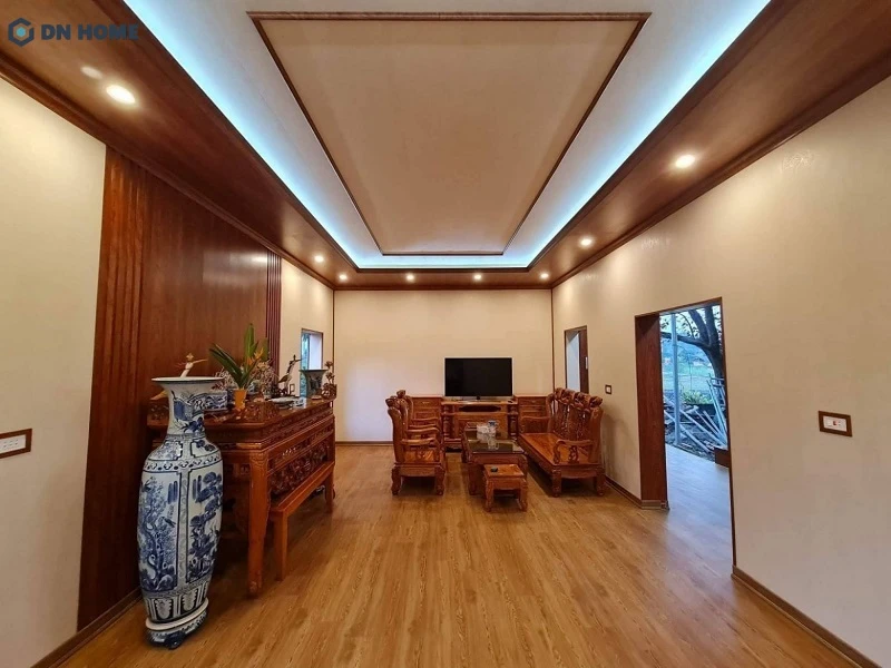 Với không gian hạn chế, gia chủ nên chọn lựa những mẫu thiết kế trần nhựa phòng khách đơn giản, tránh tối đa các chi tiết trang trí rườm rà