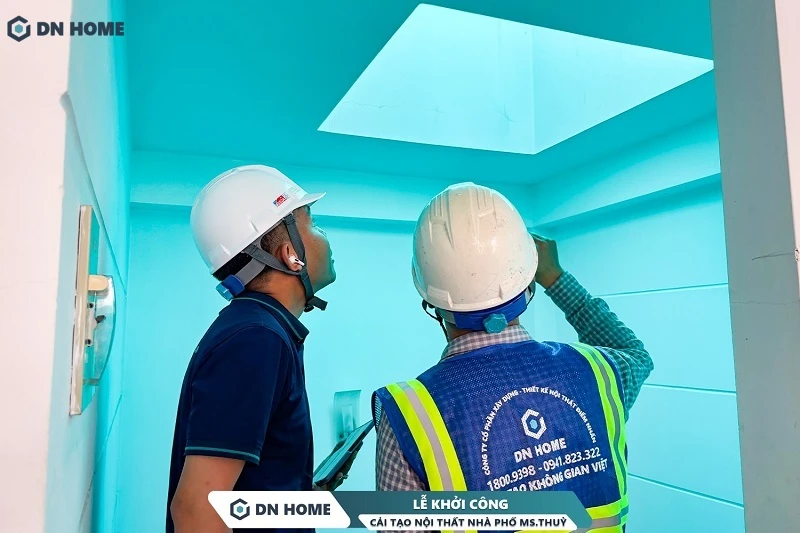 Chọn lựa đơn vị thi công uy tín để dễ dàng sở hữu trần nhựa không gian phòng khách đảm bảo thẩm mỹ tối đa cho không gian