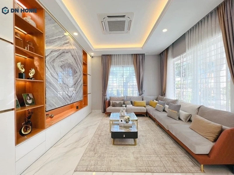 Trần nhựa phòng khách gam màu trung tính kết hợp đèn LED, giúp không gian thêm phần nổi bật