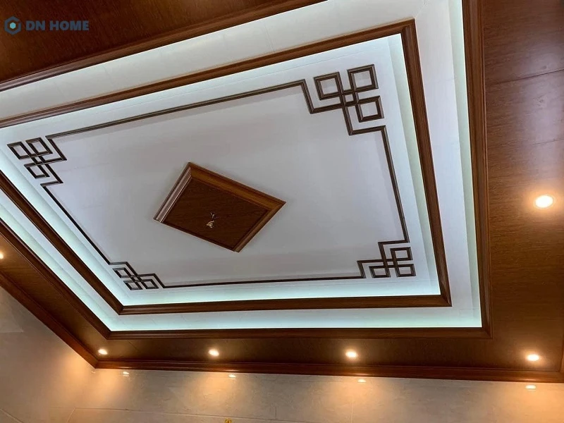 Mẫu trần nhựa giả gỗ với thiết kế đường phào chỉ đơn giản, tinh tế