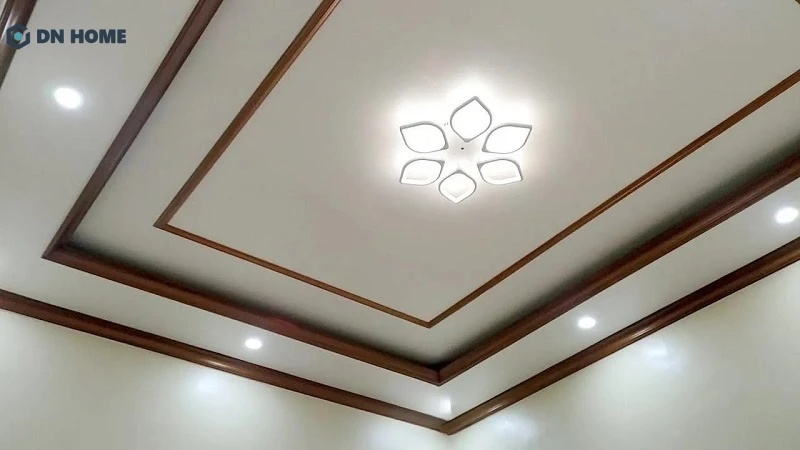 Mẫu trần nhựa phòng khách thiết kế đơn giản nhưng không kém phần thu hút