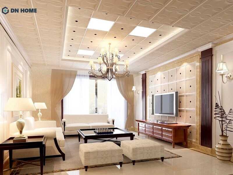 Mẫu trần nhựa phòng khách đẹp, kết hợp đèn chùm lớn tạo sự sang trọng cho không gian