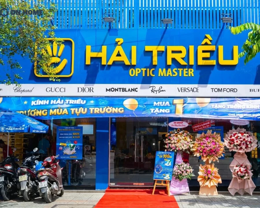 Bảng hiệu mắt kính làm từ vật liệu mica