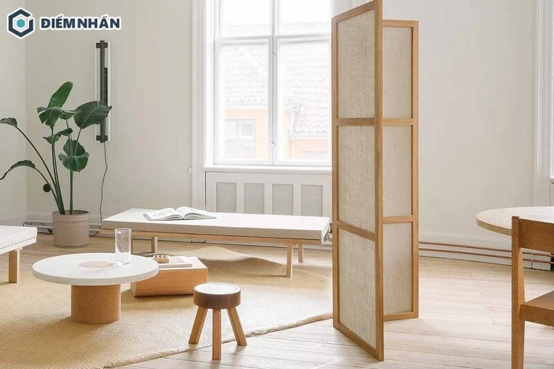 Vách ngăn di động được thiết kế tối giản, tạo sự thông thoáng cho căn phòng