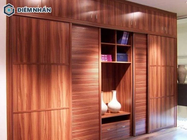 Tủ quần áo được làm từ gỗ cây sến có màu sắc đẹp, đường vân độc đáo