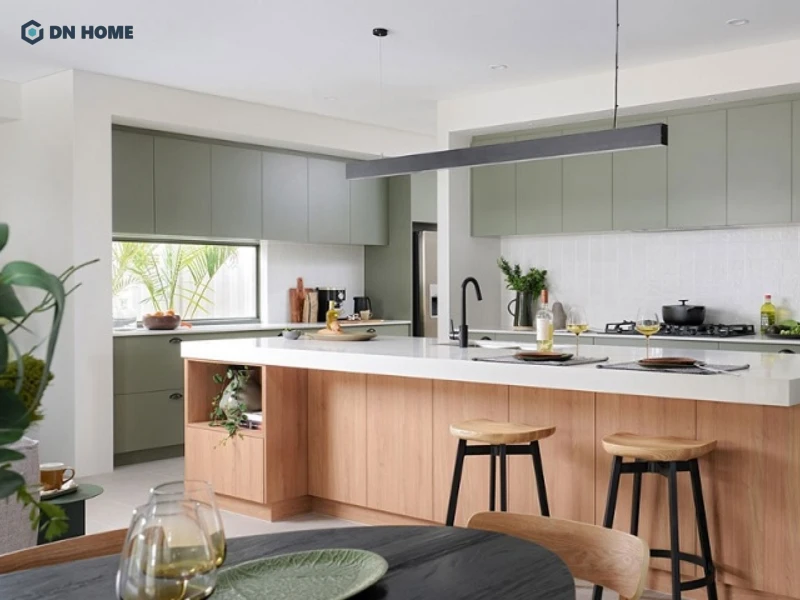 Mẫu bếp nhà cấp 4 sử dụng gam màu sáng tạo cảm giác rộng rãi