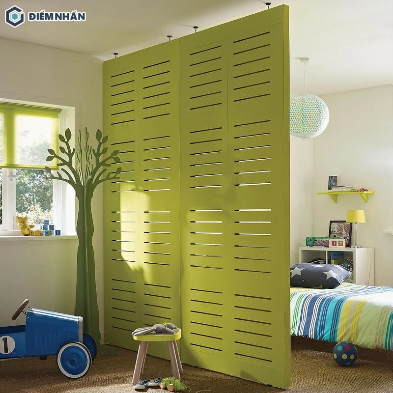 Vách ngăn gỗ công nghiệp sử dụng tông xanh dịu mắt, mang lại cảm giác tươi mới và hiện đại cho phòng ngủ