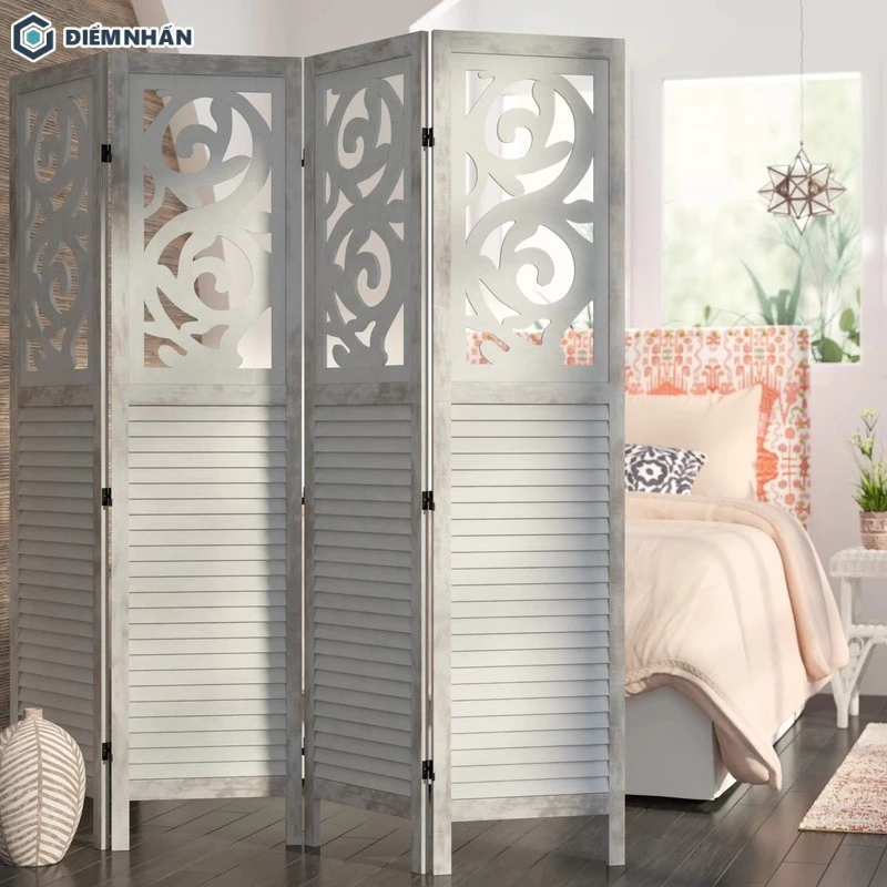 Vách ngăn di động nổi bật với họa tiết uốn lượn mềm mại, tạo điểm nhấn nhẹ nhàng cho khu vực nghỉ ngơi