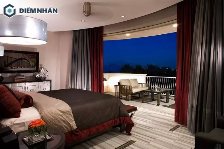 Trang trí thêm ban công hợp lý giúp không gian phòng ngủ thông thoáng, dễ chịu