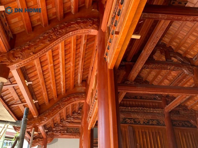 Vẻ đẹp mộc mạc nhưng đầy điểm nhấn từ trần nhà làm bằng gỗ cây sến, nhằm tôn lên sự truyền thống, nét đẹp vượt thời gian