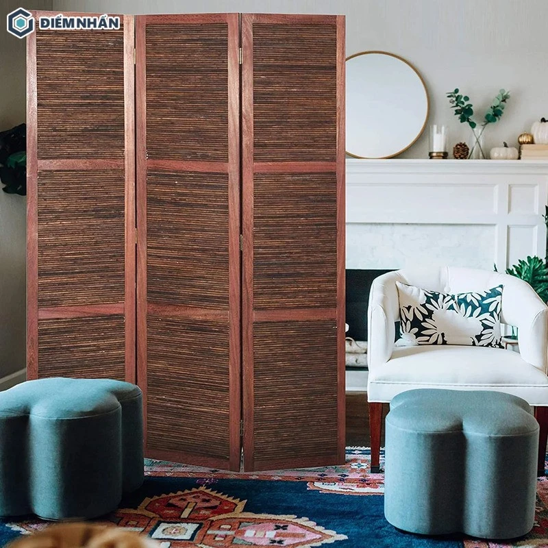 Vách ngăn gỗ với tông nâu trầm giúp không gian phòng ngủ trở nên gần gũi và dễ chịu hơn